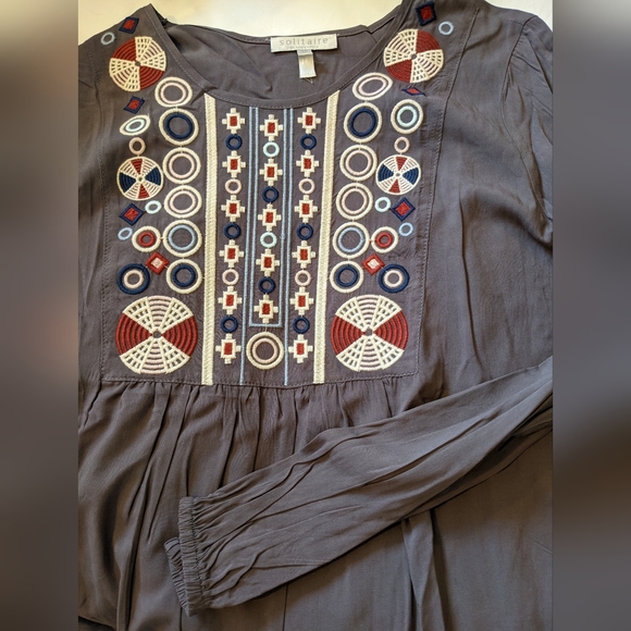 Women's grey embroidered blouse by Solitaire in size medium. - Picture 4 of 4